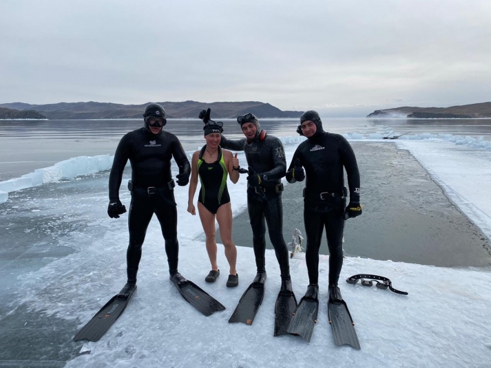 Спортсменка проплыла 85 метров подо льдом на Байкале и установила мировой рекорд