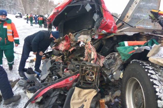 Водитель лесовоза погиб при столкновении с грузовиком в Братском районе