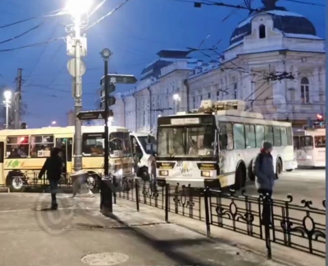 "Пазик" и троллейбус столкнулись в центре Иркутска