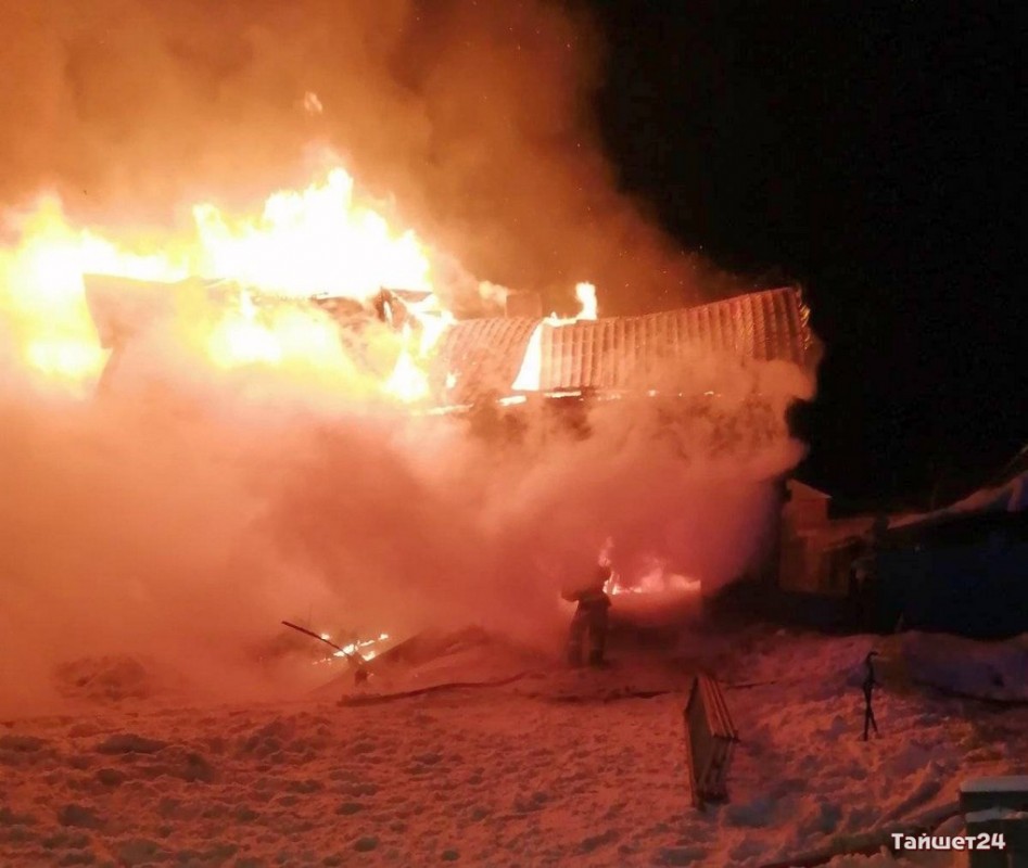 В Тайшете сгорели двухэтажный жилой дом и машина