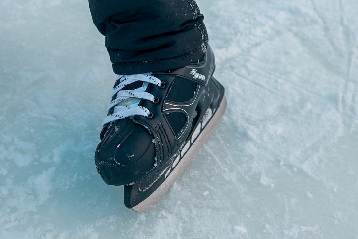 В Ольхонском районе иркутянин провалился под лёд, катаясь на коньках