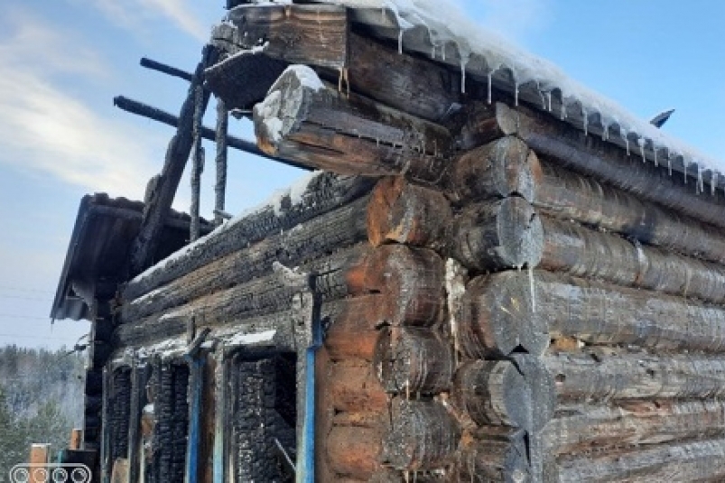 Ранее судимого жителя Иркутской области заподозрили в поджоге дома из-за ссоры