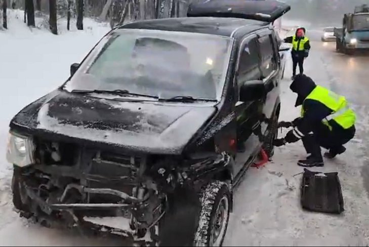 Сотрудники ГИБДД помогли женщине-водителю, попавшей в ДТП в Ангарском районе