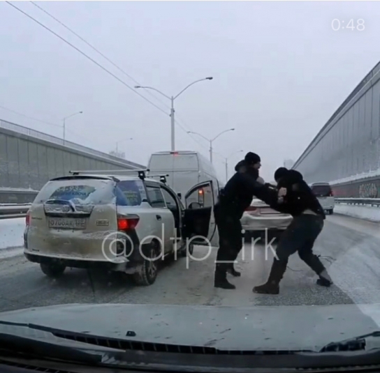 Двое жителей Иркутска устроили кулачные бои прямо на проезжей части