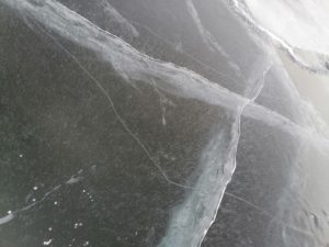 Мужчина провалился под лед на Байкале, сумел выбраться, но замерз, пройдя полкилометра