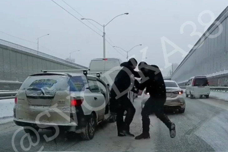 В Иркутске двое водителей не поделили дорогу и подрались прямо на проезжей части