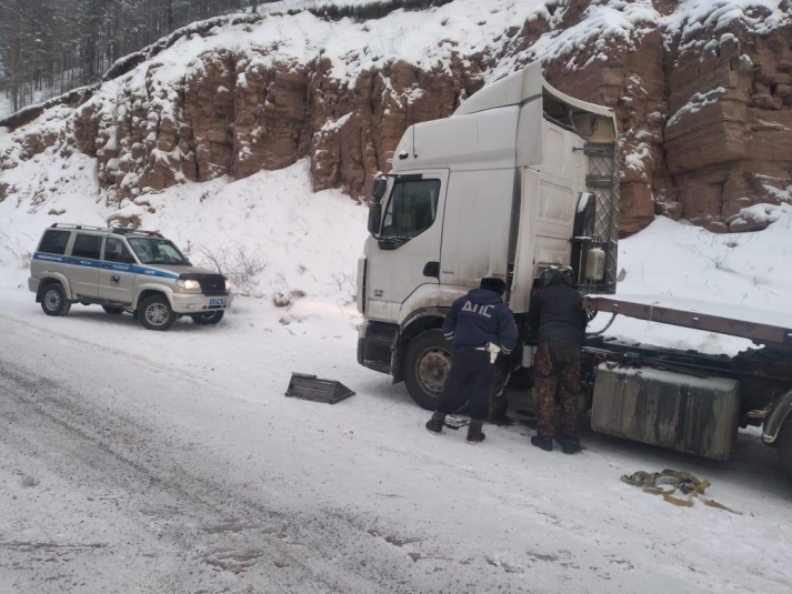 Водителя-дальнобойщика сломавшейся фуры не оставили в беде в Иркутской области