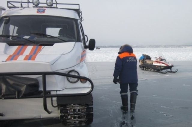 Мужчина погиб от переохлаждения на льду Байкала, пока его искали спасатели