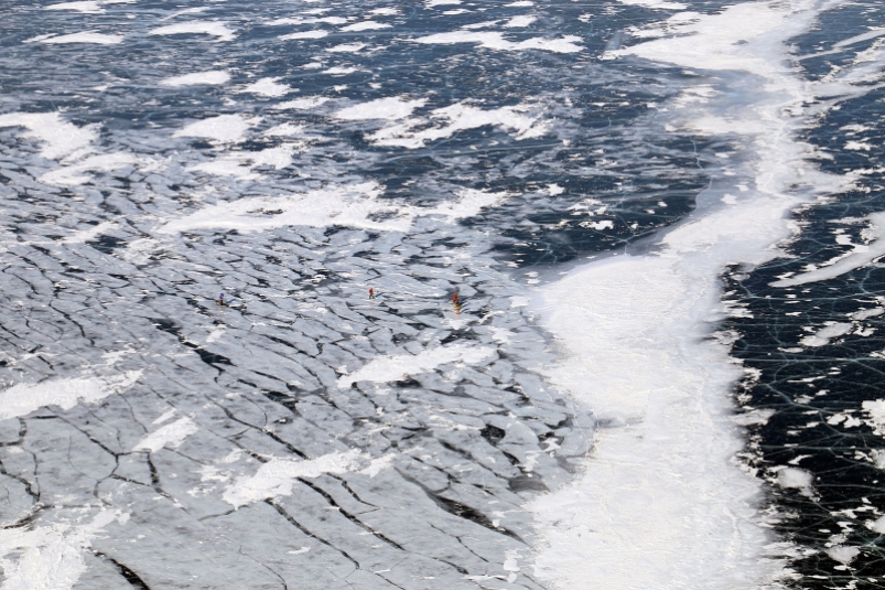 Поездка туристов на внедорожнике по льду Байкала едва не закончилась трагедией