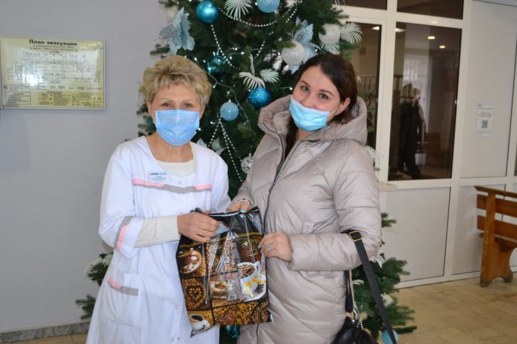 Сотрудники Росреестра передали партию пульсоксиметров в Иркутскую областную клиническую больницу