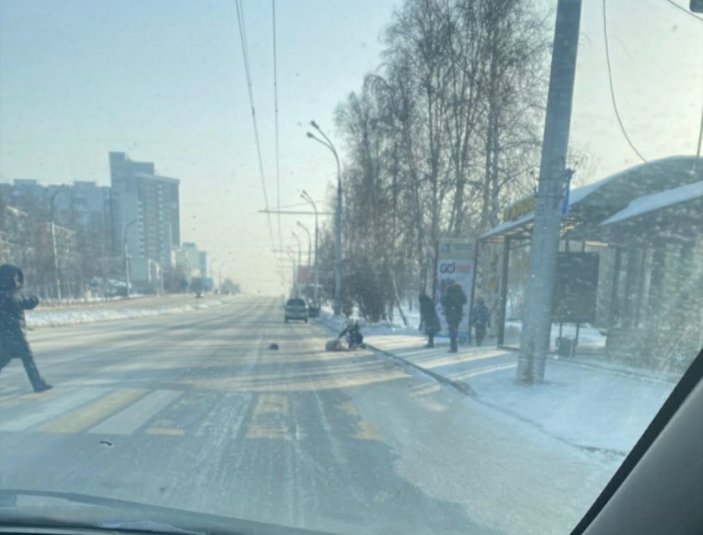 Водитель минивэна сбила девушку на пешеходном переходе в микрорайоне Солнечный Иркутска