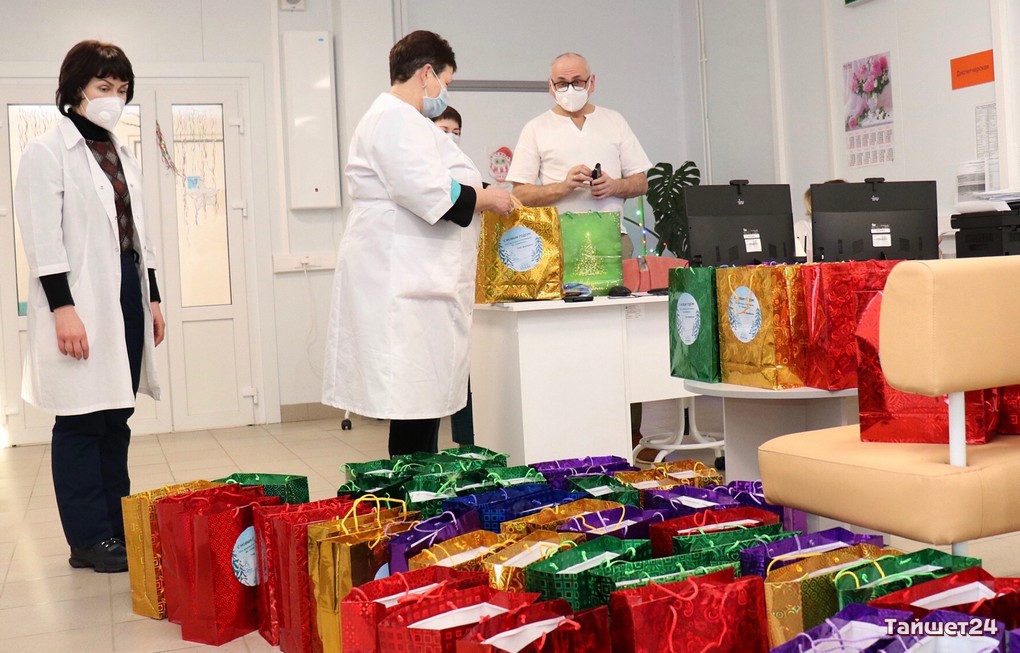 Олег Дерипаска передал новогодние подарки врачам и пациентам нового медцентра в Тайшете
