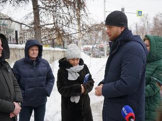 Евгений Стекачев проверил качество уборки снега и наледи в Университетском