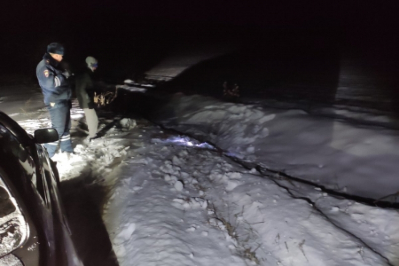 Двое жителей Иркутской области попали в снежный плен на дороге в тридцатиградусный мороз