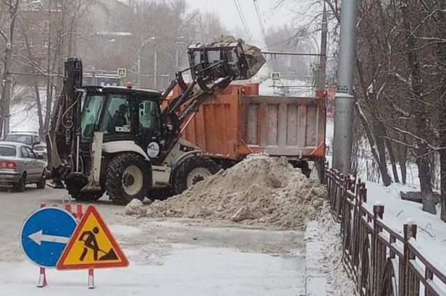 Более 70 единиц спецтехники вышли на уборку иркутских улиц от снега