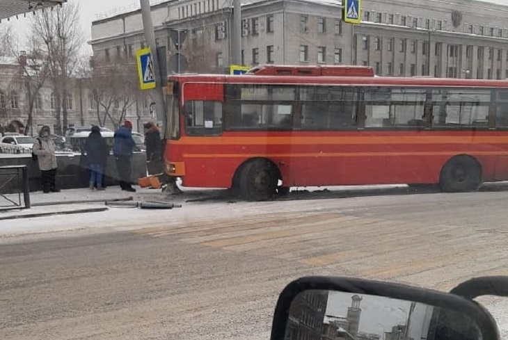 Автобус №90 въехал в столб на сквере Кирова, пытаясь избежать столкновения с автомобилем