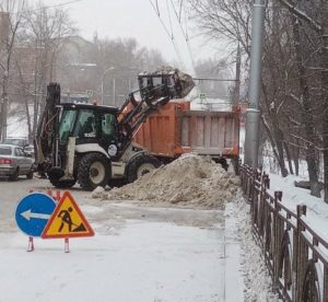 Более 70 единиц техники вывели на уборку Иркутска от снега