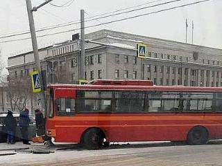Перед зданием правительства Иркутской области автобус въехал в столб