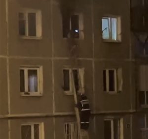 10 человек спасли на пожаре в шеститомном доме в Иркутске