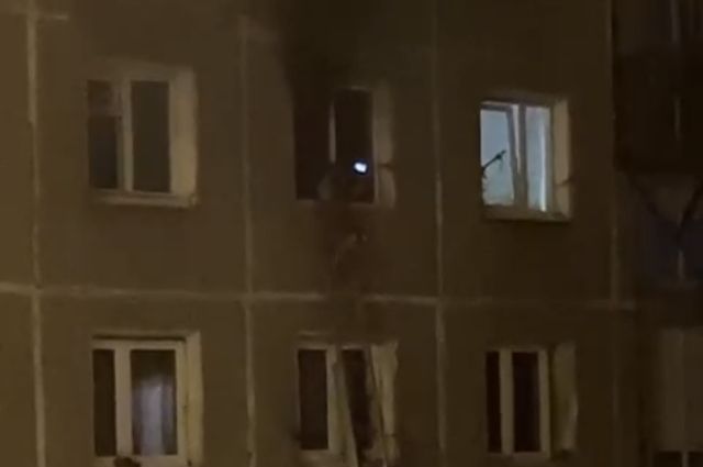 Пожарные спасли 10 человек из горящей многоэтажки в Иркутске