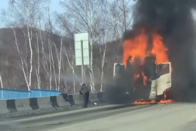 Фура сгорела на трассе Р-258 "Байкал"