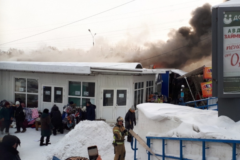 30 человек эвакуировались при пожаре на центральном рынке в Братске