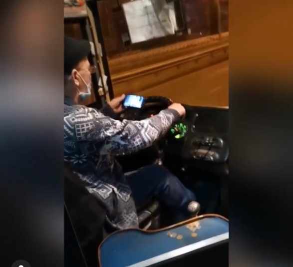 Водителя автобуса в Иркутске оштрафовали за использование телефона во время движения