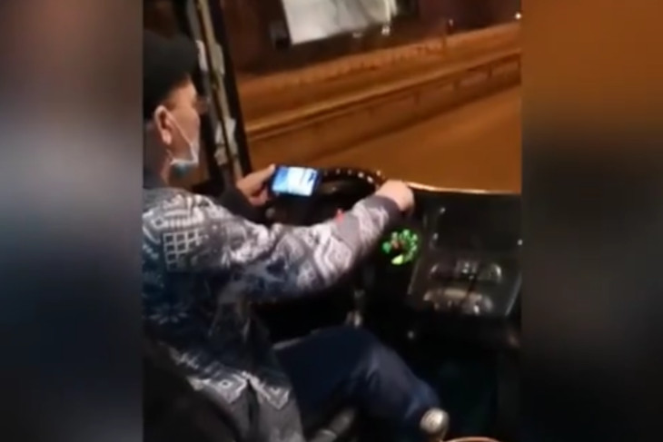 В Иркутске водителя автобуса №80 оштрафовали за использование телефона во время движения