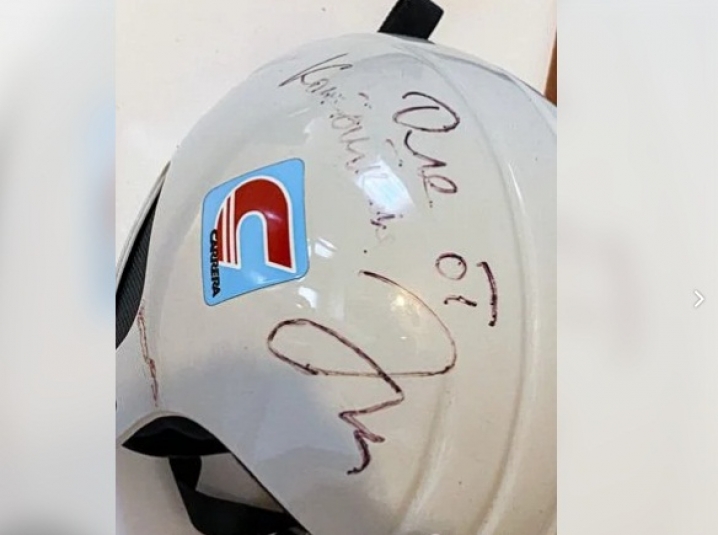 Жительница Ангарска продает шлем с автографом Владимира Путина за 150 тысяч рублей