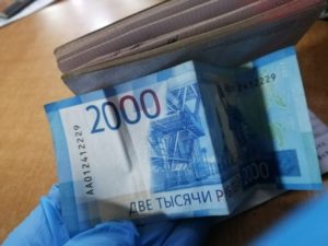 Пассажир без маски в иркутском аэропорту пытался дать полиции взятку