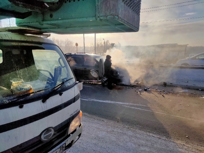 Водитель иномарки не заметила светофор и врезалась в Mitsubishi на остановке в Иркутске