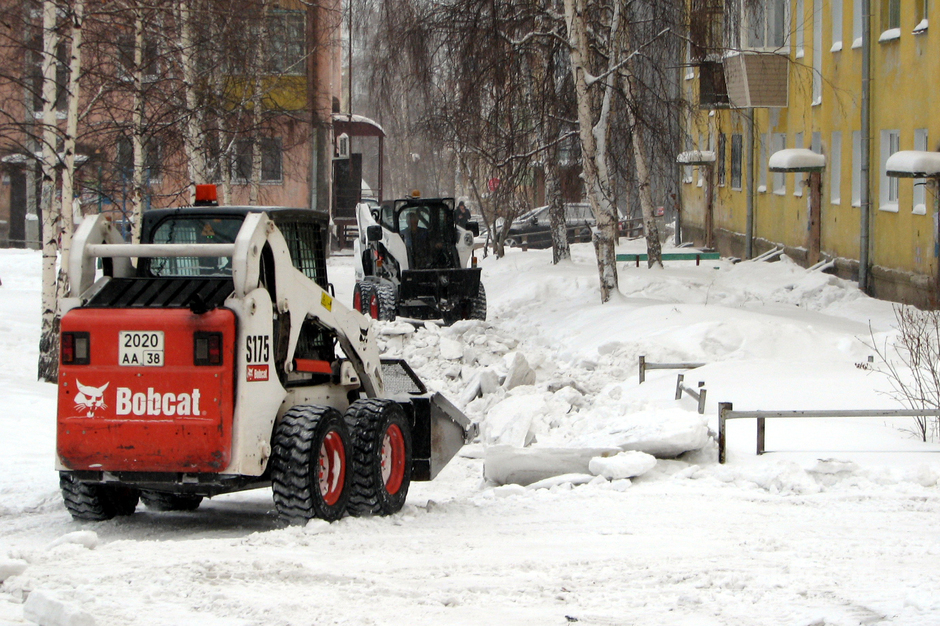 Дворы Падунского района Братска начали очищать от снега