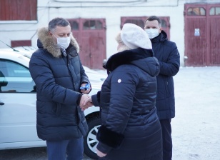 Губернатор Иркутской области Игорь Кобзев вручил автомобили медицинским учреждениям региона