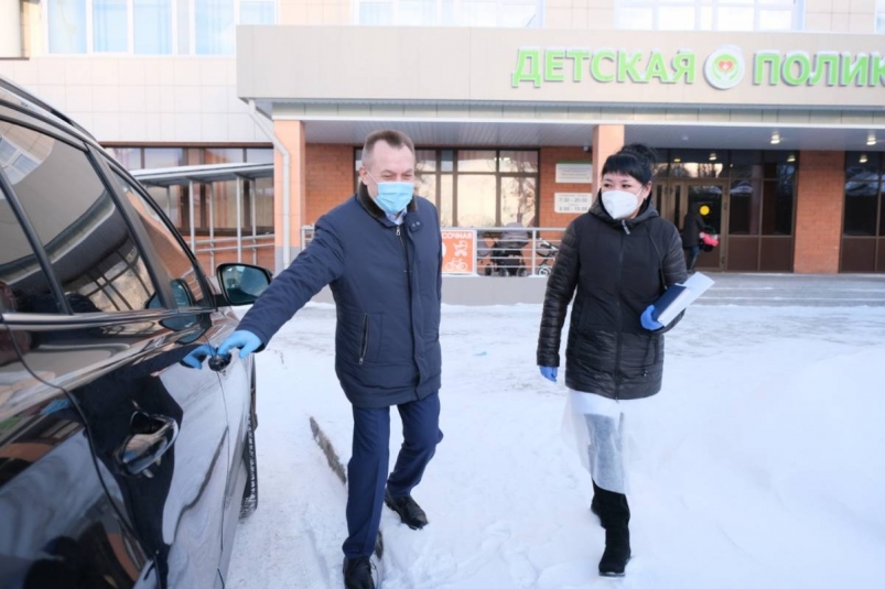 Замсекретаря ИРО ЕР на день стал автоволонтером для врача детской поликлиники в Иркутске