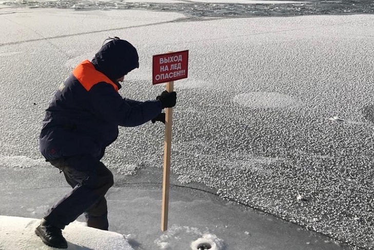 Жителей Иркутской области предупредили об опасности нахождения на льду Байкала
