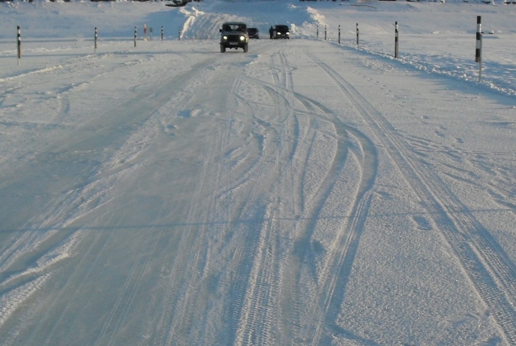 Движение по ледовой переправе в районе посёлка Мирный приостановлено