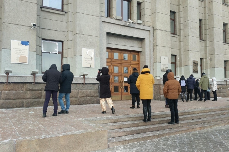 Трусы оставили на большом "сером доме" в Иркутске после несанкционированной акции