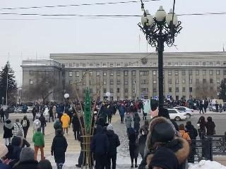 Больше тысячи протестующих пришли к зданию правительства Иркутской области