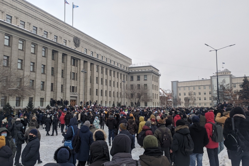 Участники несанкционированного митинга добрались до областной администрации в Иркутске