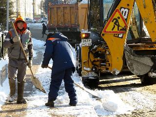 Дороги и тротуары Иркутска убирают десятки спецмашин и 170 рабочих