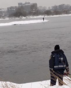 В Иркутске спасатели забрали брошенного на острове рыбака