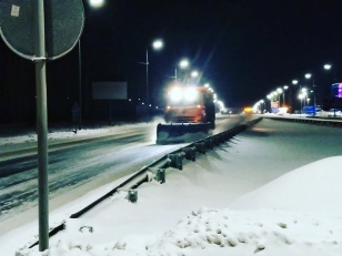 Дорожная служба ликвидирует последствия снегопада