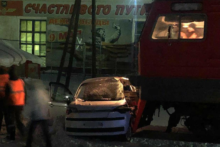 Пассажир автомобиля пострадал при столкновении с электричкой в Усть-Илимском районе