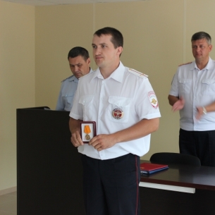 Двух сотрудников ГИБДД Зимы наградили медалями за спасение многодетной семьи