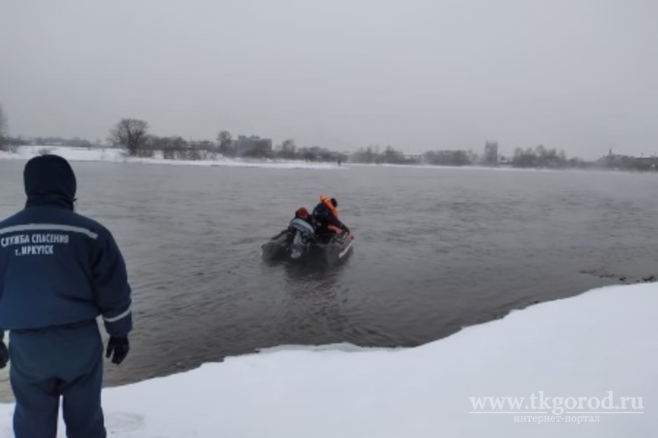 В Иркутске с острова на Ангаре спасатели эвакуировали рыбака, которого там забыл товарищ