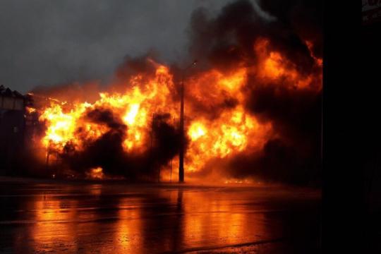 Огонь уничтожил двухэтажное здание на улице Олега Кошевого в Иркутске