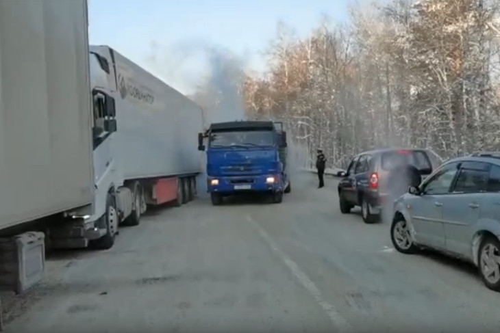 В Шелеховском районе на трассе «Байкал» затруднено движение большегрузов