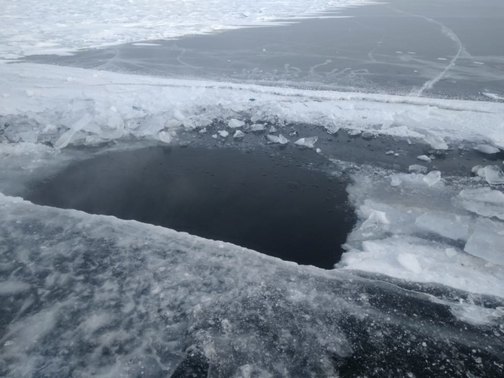 Автомобиль "Нива"с тремя людьми провалился под лед на Байкале