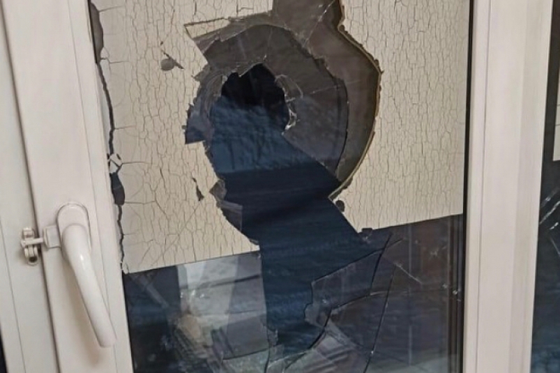 Разбили стекло на двери. Разбитое окно. Разбитые окна. Разбитая дверь. Разбитая стеклянная дверь.