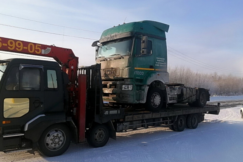 Сотрудники ГИБДД помогли водителю грузовика, замерзавшему на трассе под Братском